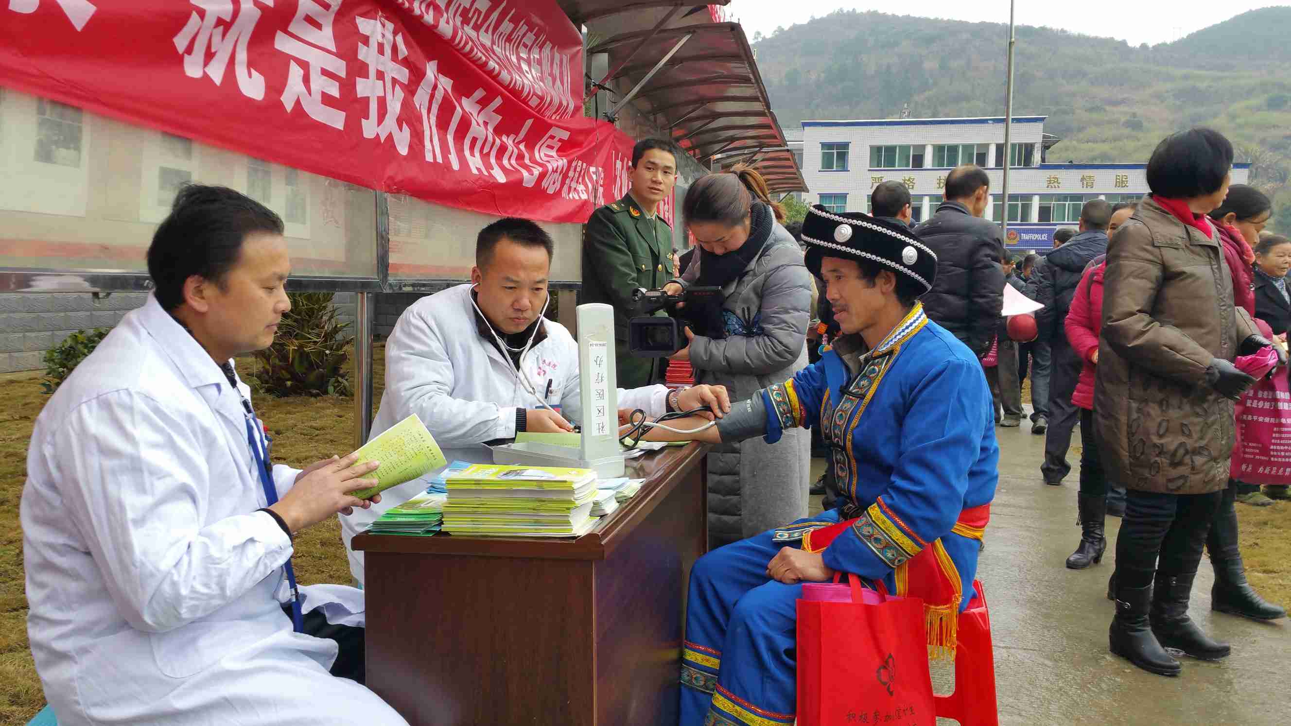 1月10日，内科、外科党员医疗志愿者到凉伞进行义诊.JPG