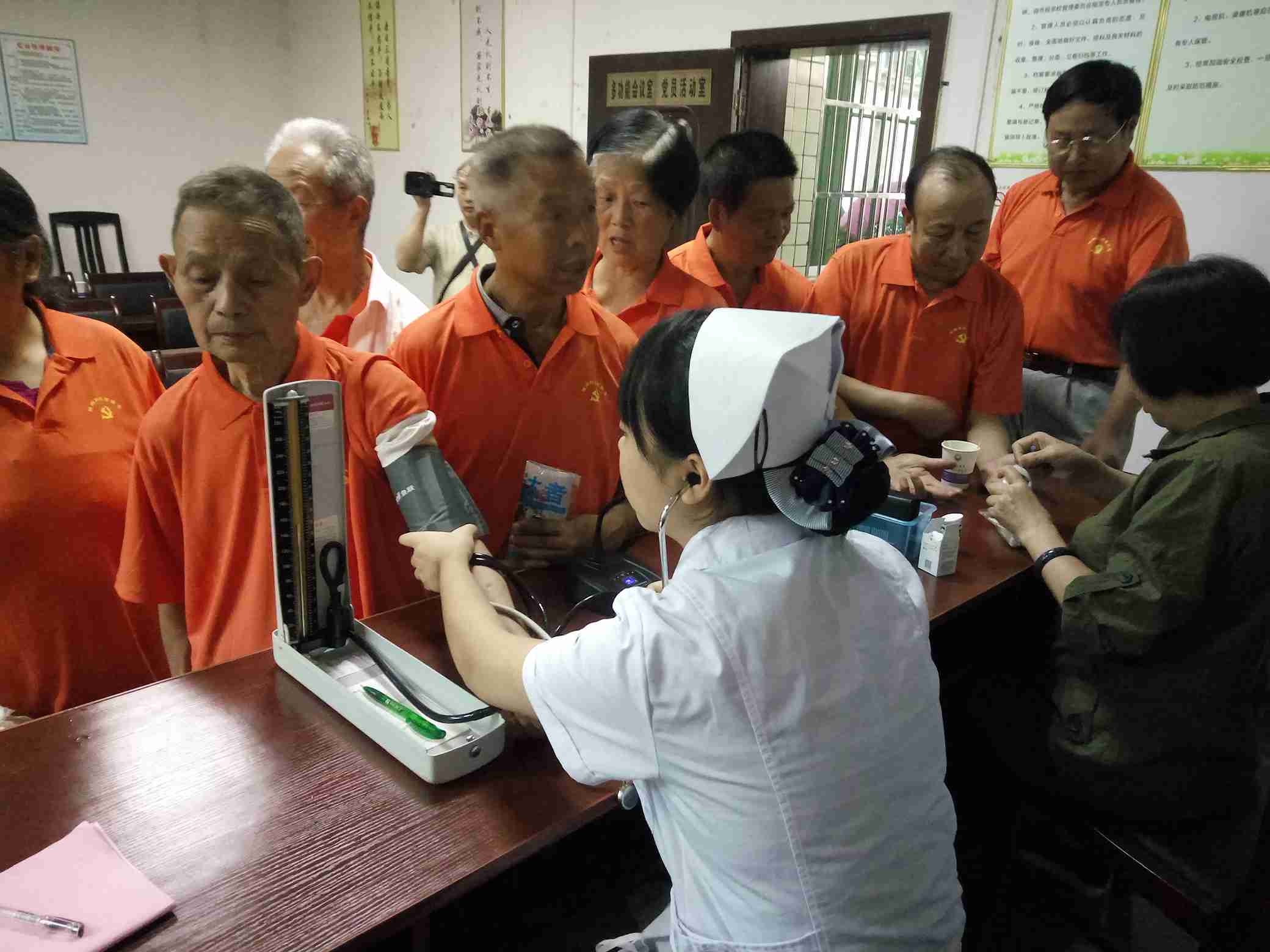6月30日，为晃州社区老党员进行健康宣教及义诊.JPG