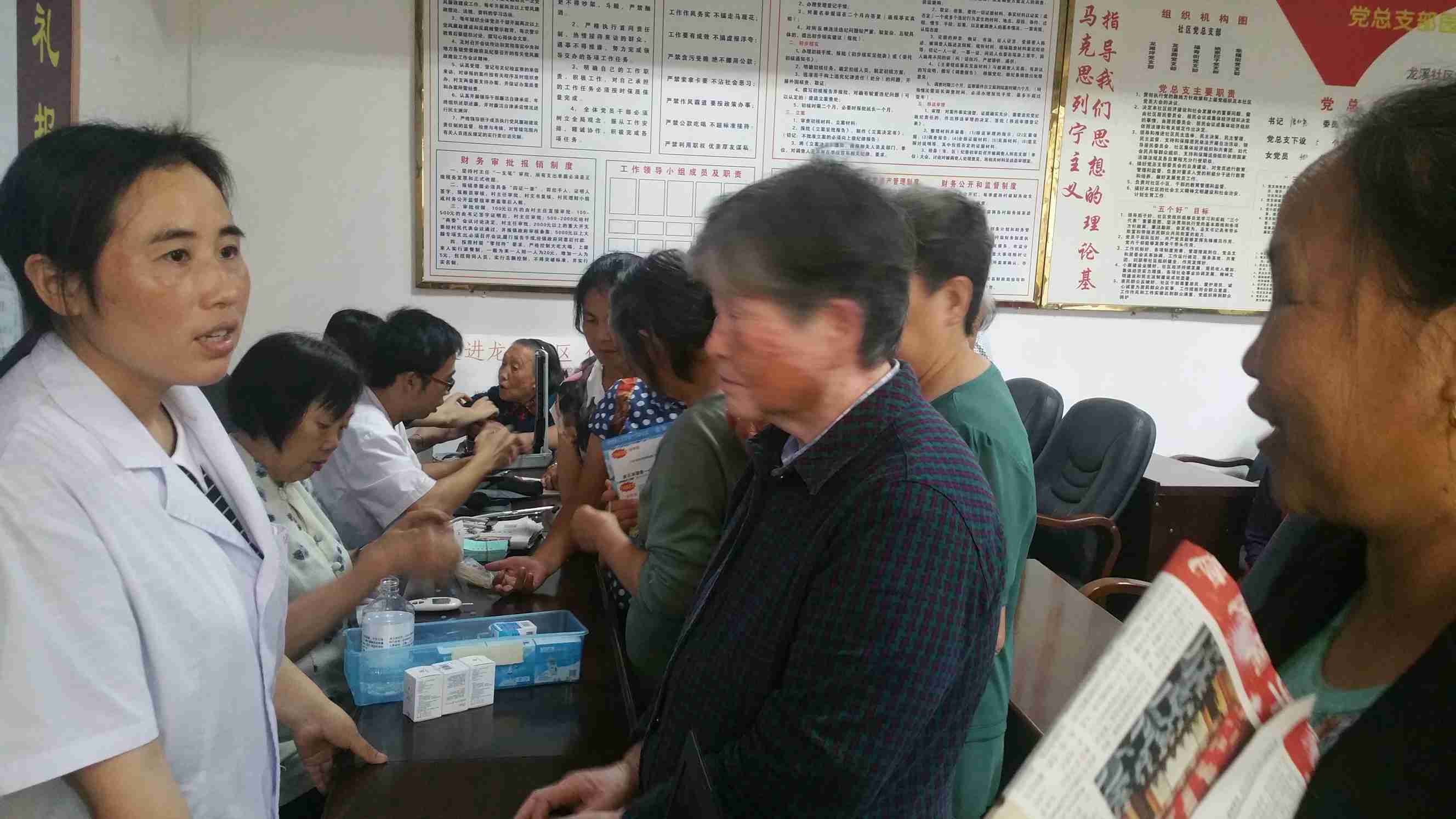 6月9日，党员医疗志愿者送健康知识到老年大学.JPG