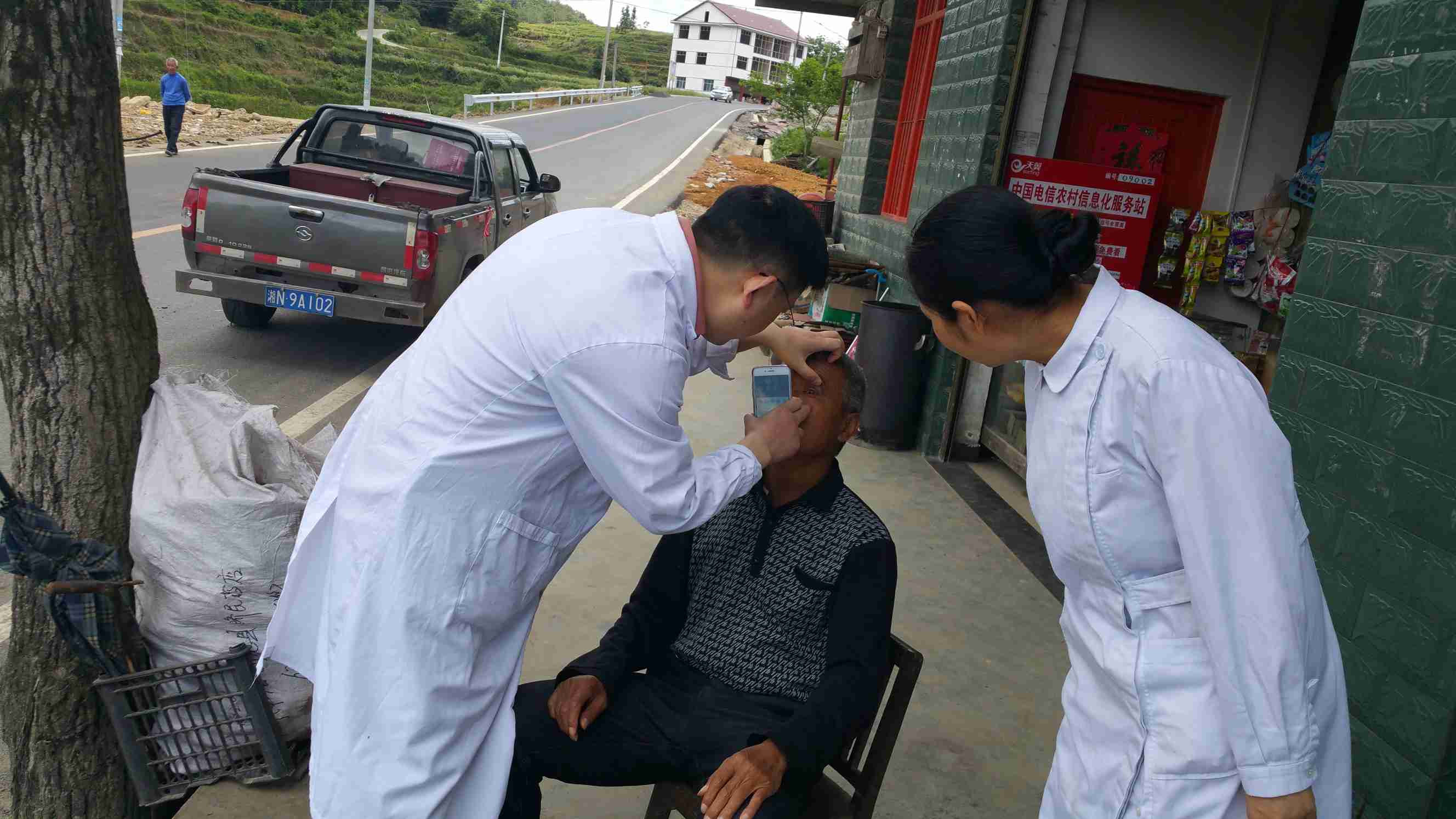 创面小组技术人员进入患者家中进行会诊6.jpg