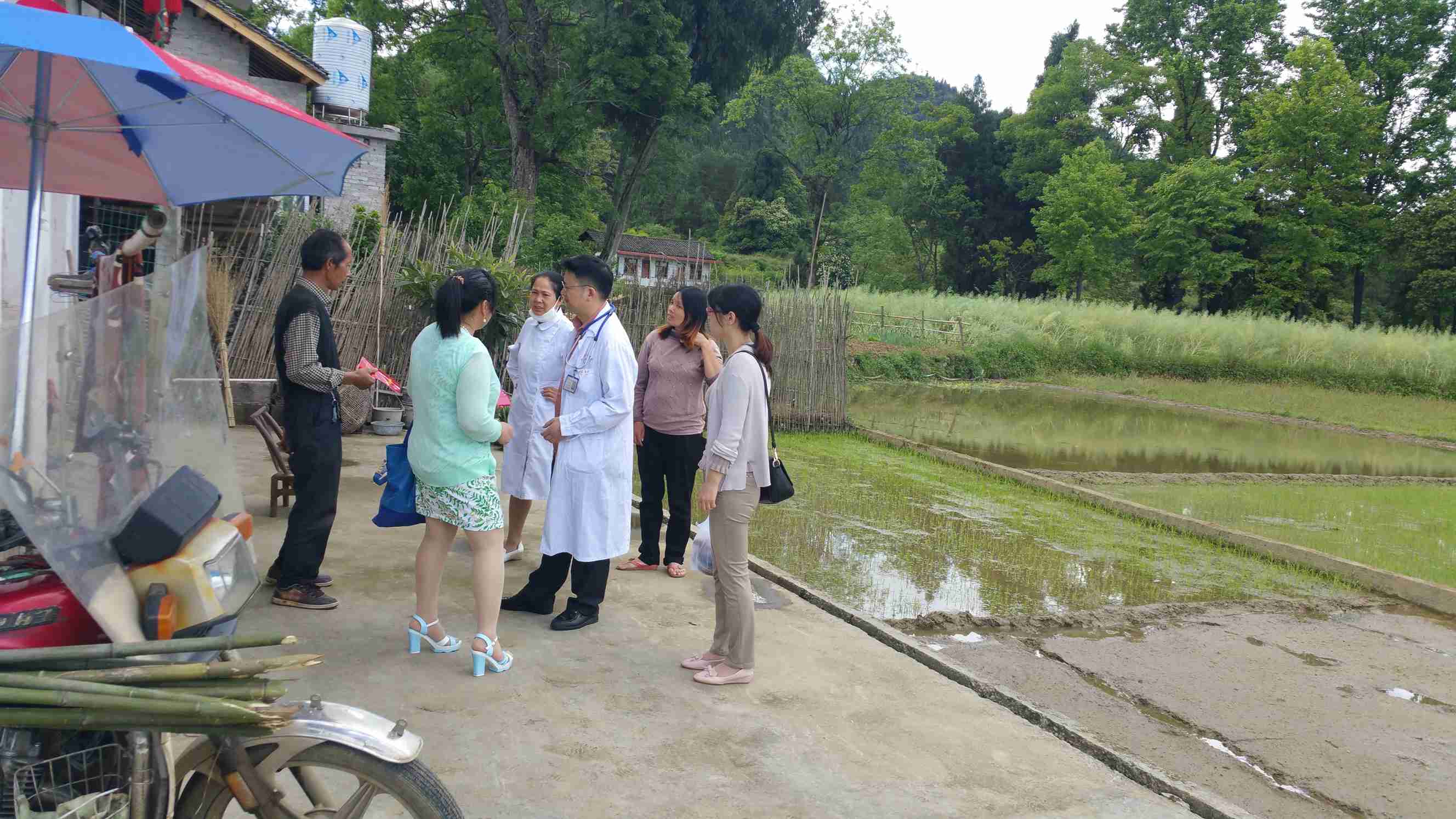 创面小组技术人员进入患者家中进行会诊4.jpg