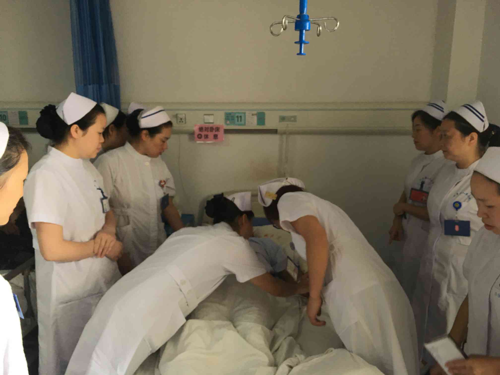 护理部每周下病房.JPG