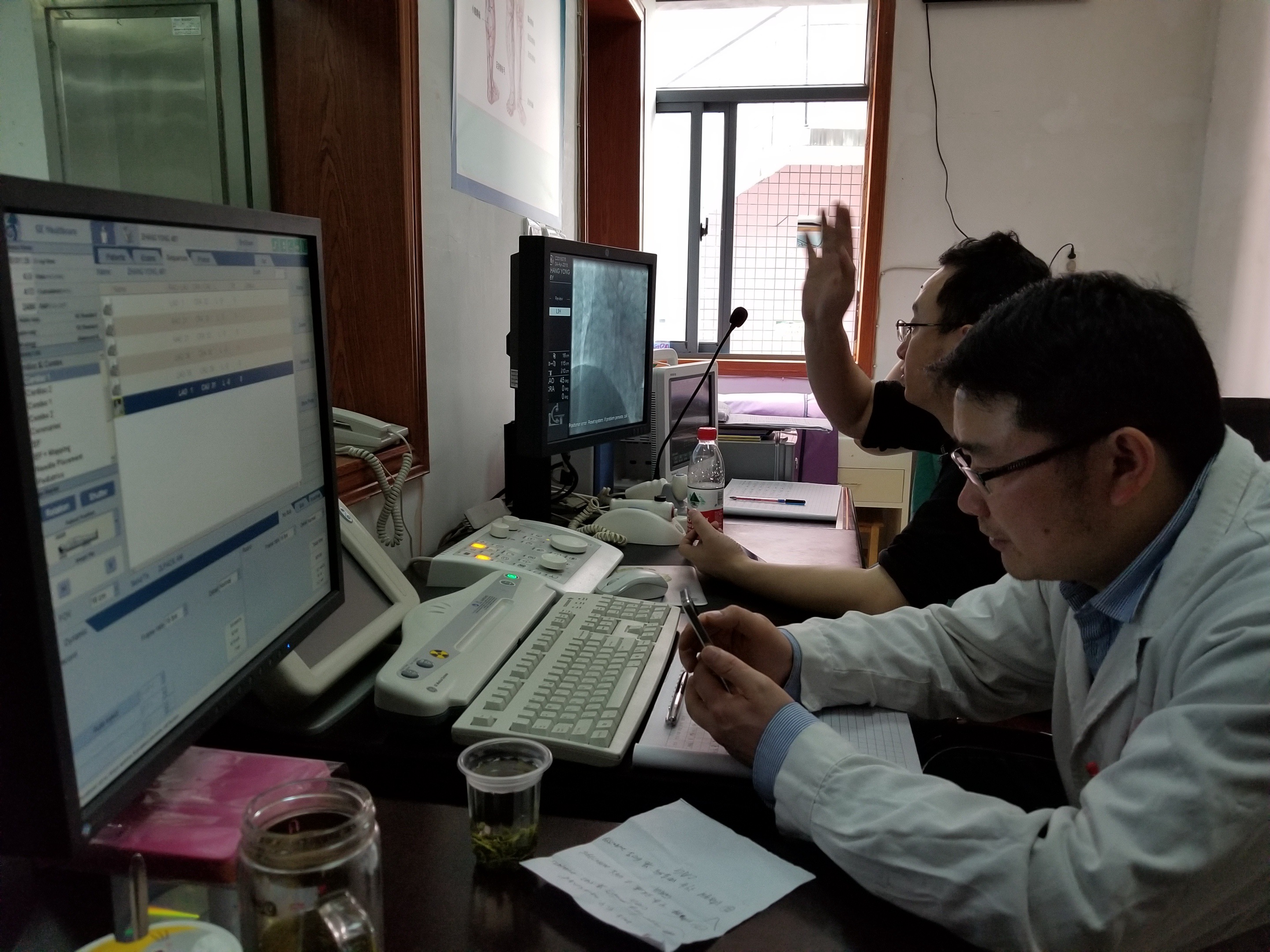 黄伟博士在指导介入手术.jpg