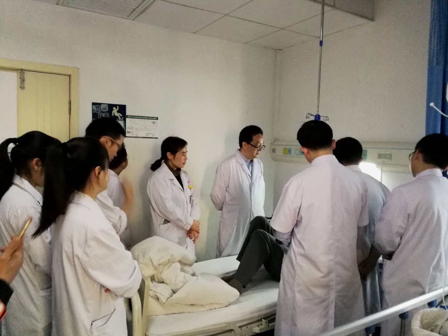 神经内科侯德仁教授在查房.jpg