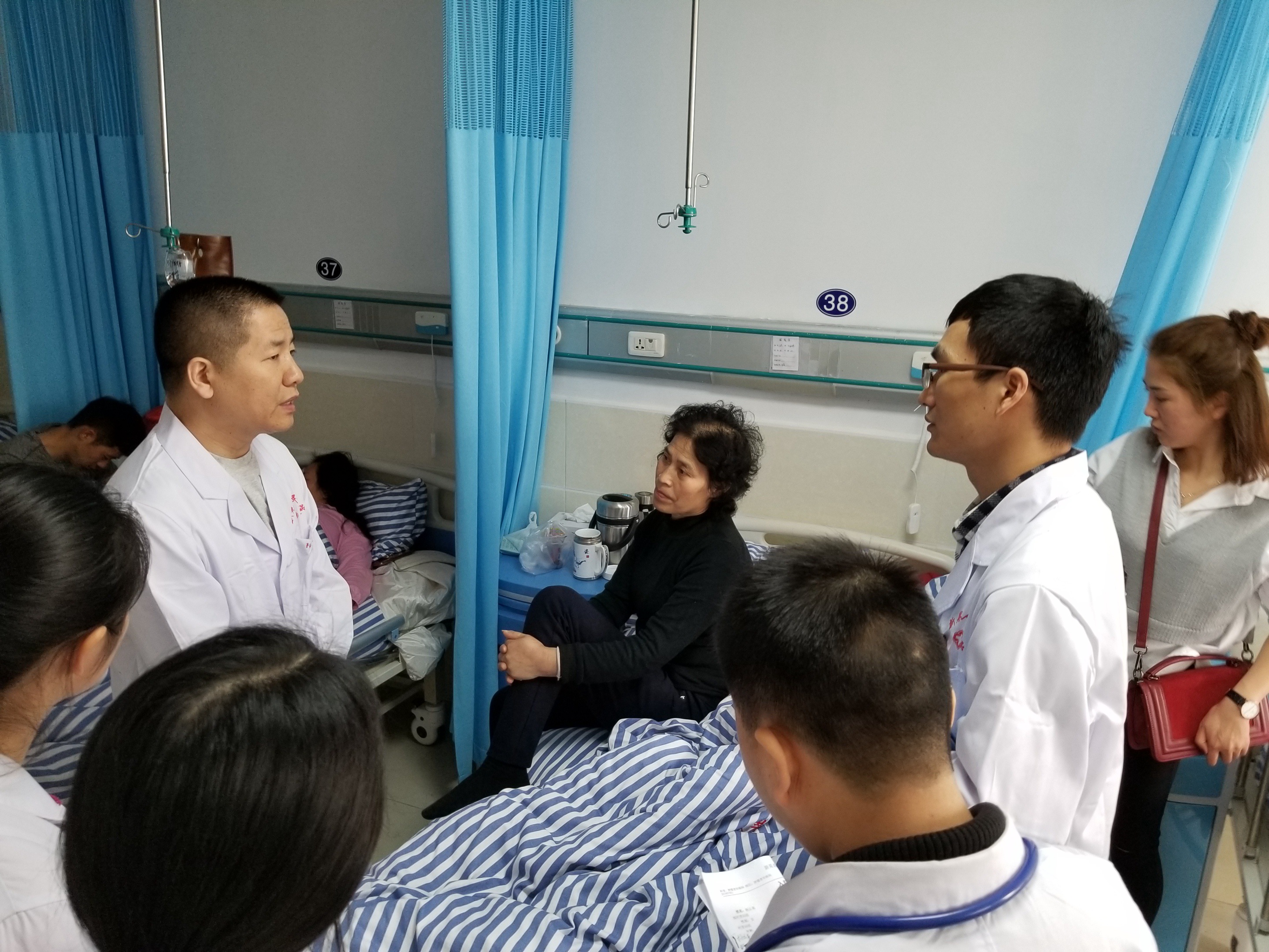 肿瘤科黄程辉教授在查房.jpg