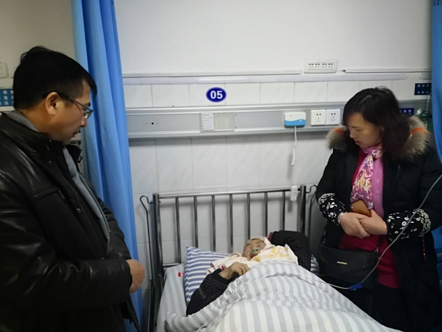 看望慰问美岩村住院贫困户 (2).jpg