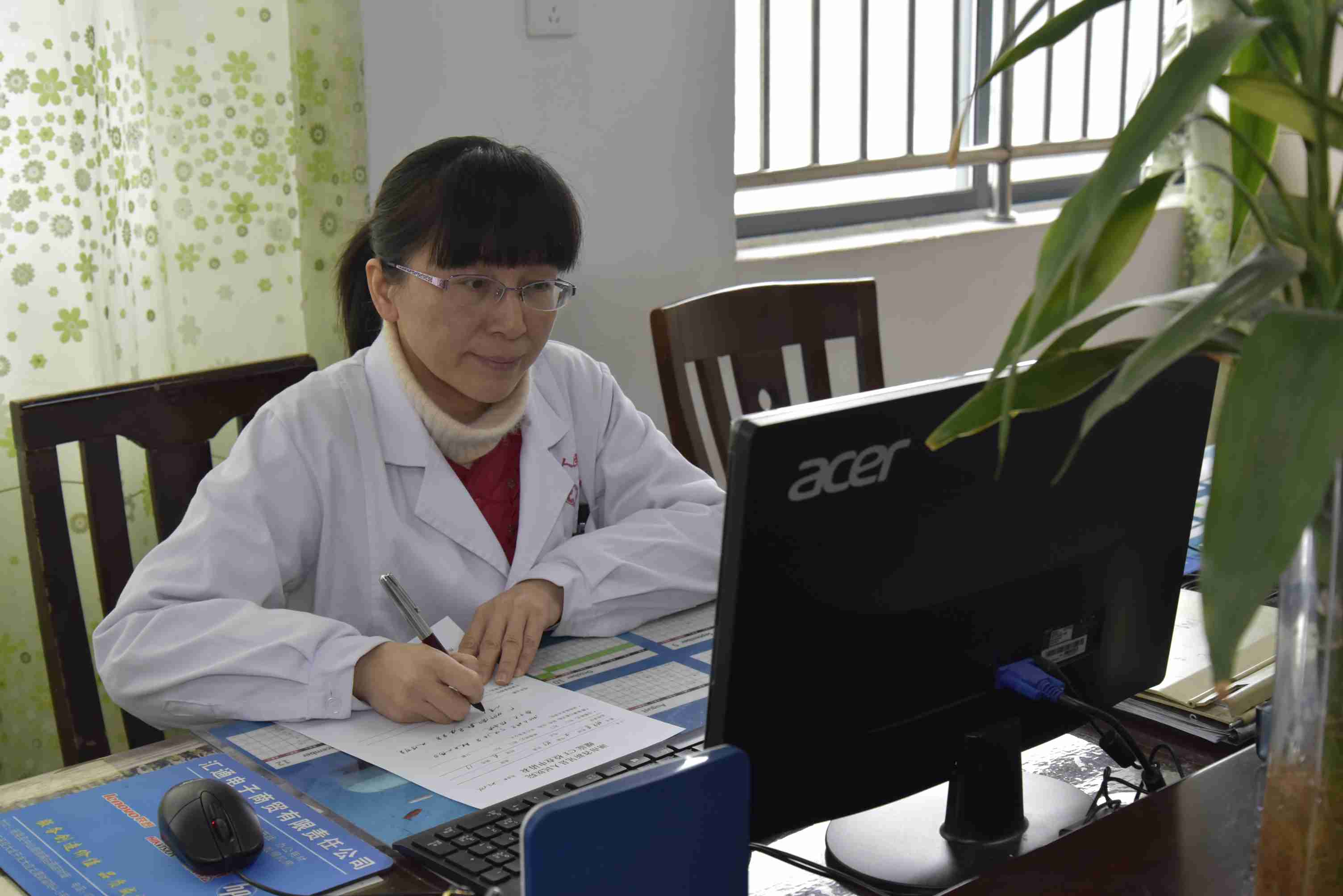 吴建芳同志获新晃县最美女性荣誉称号.JPG