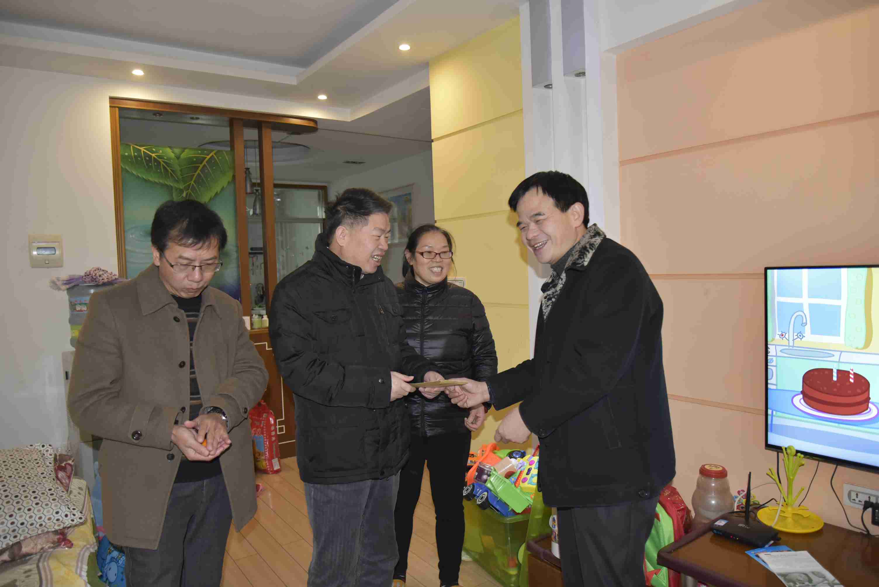 院工会看望慰问患病的退休职工.JPG