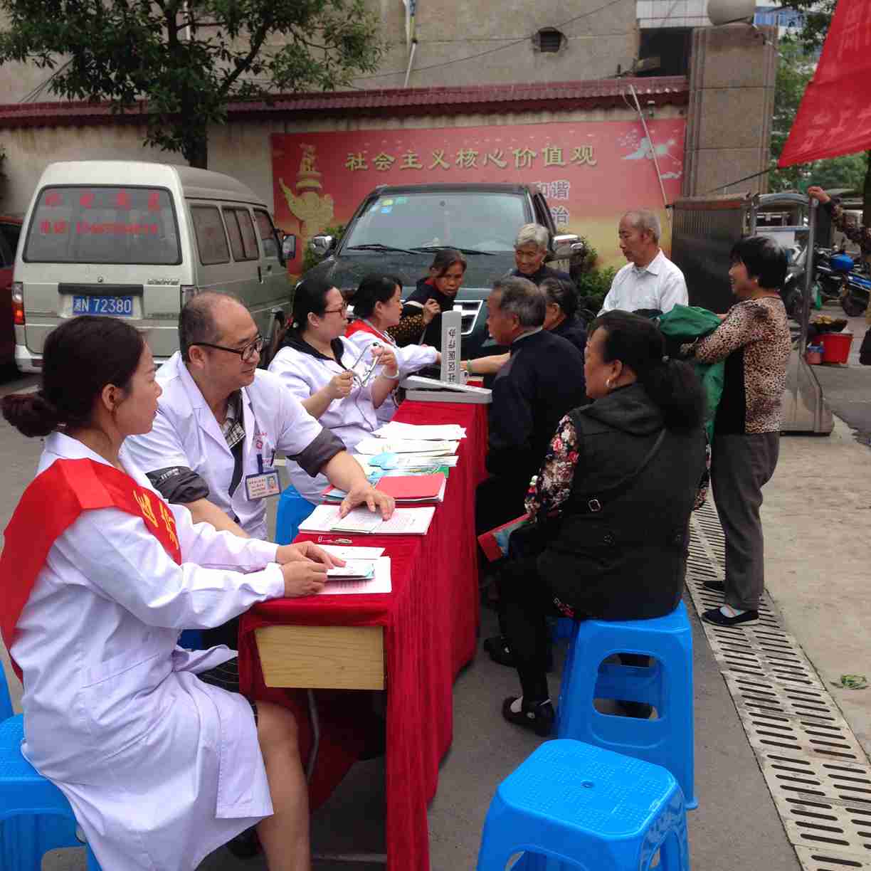科技活动周、红十字活动大型义诊.JPG